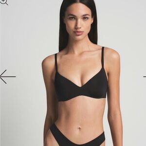 Skims onyx wireless form push up plunge bra NWT